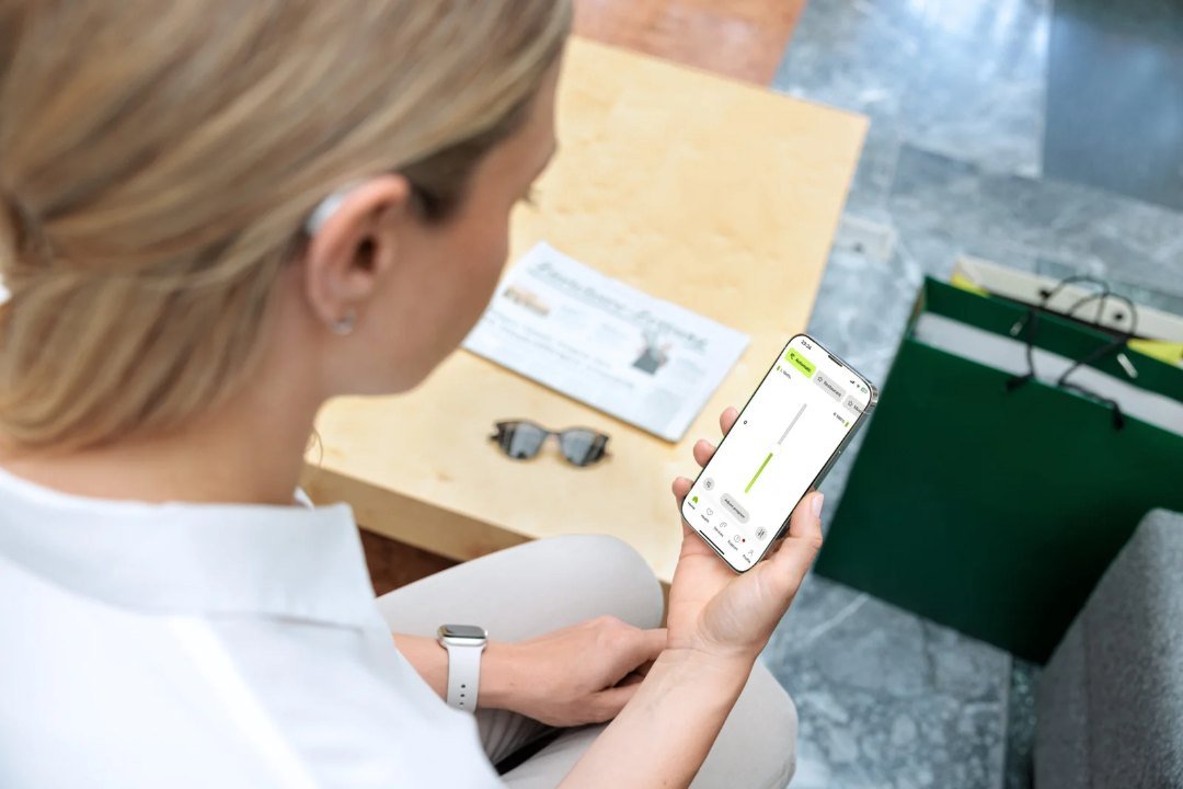 Hörgeräte über die App des Herstellers mit dem Smartphone verbunden